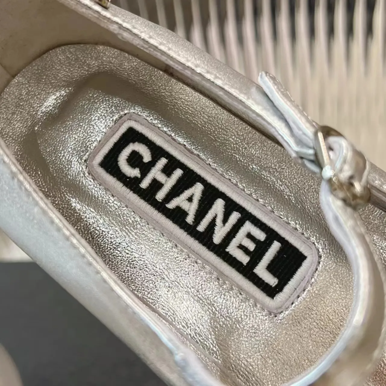 👟👟Ex-factory price 520👟👟 (Top version) CHANEL 24P early spring new trapezoidal toe high-heeled shoes, high version of one-strap, pointed square toe, color-blocked Mary Jane shoes, Xiaoxiang𝐂's two most popular shoes this year are these small silver shoes and big-toe shoes. It is difficult to find these shoes in the counter. It breaks the conventional pointed square toe design and gives people a refreshing feeling. I thought it was good-looking. Only when you put it on your feet will you know how easy it is to wear. It is really special and fashionable. The side rhinestones 𝐋𝐨𝐠𝐨 are very eye-catching. The smooth shoe shape is full of high-end feeling. I can think of countless outfits at the moment. Upper: imported cowhide/metallic film grain leather. Foot pad: sheepskin. Lining: sheepskin. Sole: Italian genuine leather outsole. Heel height: 1cm. Color: white/silver/black/pink. 4 colors size: 35-40 (41 made to order, non-refundable and non-exchangeable)